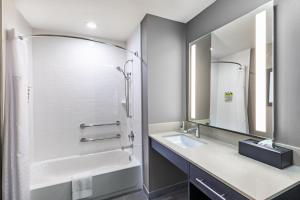 King Studio Suite - Mobility Acces Tub/Non-Smoking room in Staybridge Suites - Houston IAH Airport East an IHG Hotel