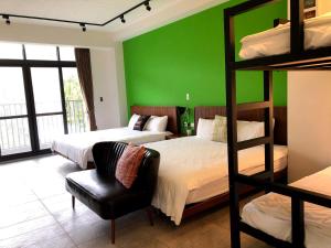 Phòng Gia đình nhìn ra Núi (Family Room with Mountain View)