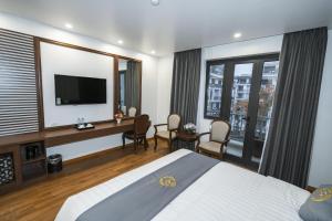 Phòng Deluxe giường đôi có ban công (Deluxe Double Room with Balcony)