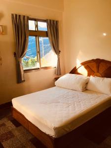 Phòng Giường Đôi Nhìn Ra Núi (Double Room with Mountain View)