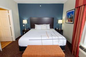 King Suite room in La Quinta by Wyndham Houston East at Normandy