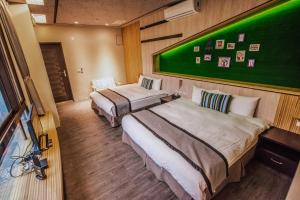 Phòng gia đình có phòng tắm vòi sen (Family Room With Shower)