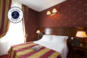 Double Room room in Hotel Niel Elysees