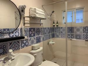 Phòng 4 Người Có Phòng Tắm (Quadruple Room with Bathroom)