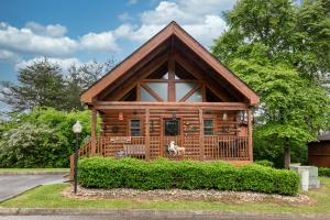 Wild West: Pin Oak Resort Cabin in the Heart of Pigeon Forge, Hot Tub and Resort Pool! in Pigeon Forge