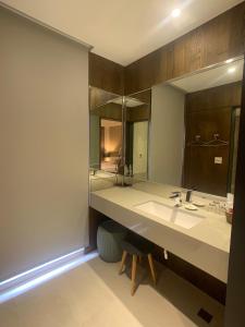 Phòng Deluxe Giường Đôi Có Ban Công (Deluxe Double Room with Balcony)