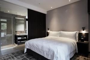 Phòng Deluxe giường đôi có ban công (Deluxe Double Room with Terrace)