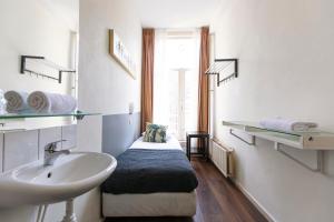 Single Room with Shared Bathroom room in Quentin Arrive Hotel