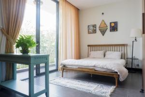 Phòng Deluxe giường đôi có ban công (Deluxe Double Room with Balcony)