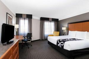Deluxe King Room room in La Quinta by Wyndham Tucson Airport