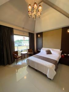 Phòng Deluxe Giường Đôi Có Ban Công (Deluxe Double Room with Balcony)