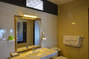 Phòng Deluxe dành cho 4 Khách Bên Bờ biển (Deluxe Quadruple Room with Beach Front)