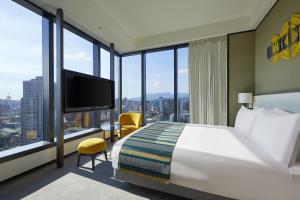 Standard: 1 Bed Queen, Corner Room