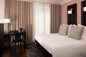 Classic Double Room room in Hotel Elysees Regencia