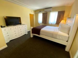 Deluxe King & Queen Suite room in Hollywood Celebrity Hotel