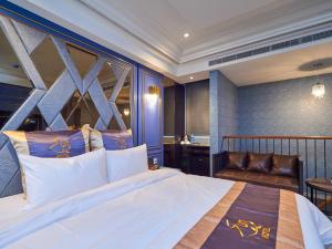 Superior Garage Double Room (Check-in at 21:00)