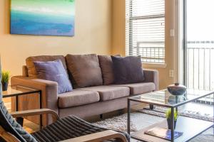 Upscale Downtown Apts with Wifi by Frontdesk in Dallas