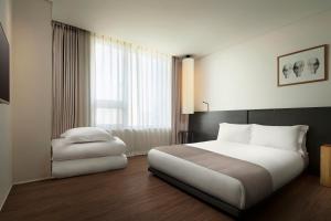 Phòng Deluxe Giường Đôi Kiểu Hàn Quốc (Korean-Style Deluxe Double Room)