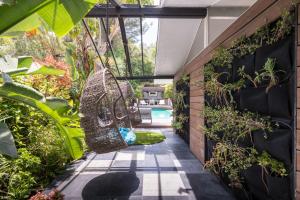 Bali Inspired Hollywood Treasure w/Pool & Gardens - image 2