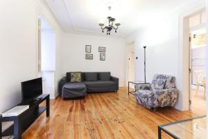 Three-Bedroom Apartment room in Downtown Stylish by Homing