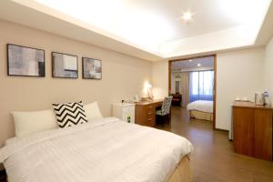 Phòng Bốn Người Gia Đình Hướng Thành Phố (City View Family Quadruple Room)