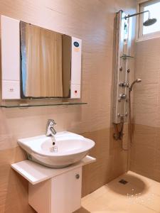 Phòng giường đôi có phòng tắm vòi sen (Double Room with Shower)