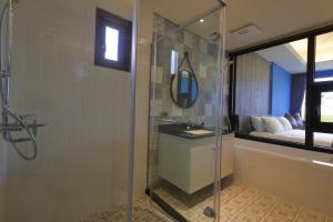 Phòng Deluxe Giường Đôi Với Ban Công và Tầm Nhìn Ra Biển (Deluxe Double Room with Balcony and Sea View)