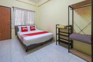 Standard Double Room room in OYO 471 Sunshine Apartment