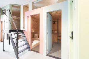 Sleep Cabin with Shared Bathroom room in Volkshotel