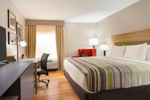 King Room with Accessible Roll-In Shower - Non-Smoking room in Country Inn & Suites By Radisson North Little Rock