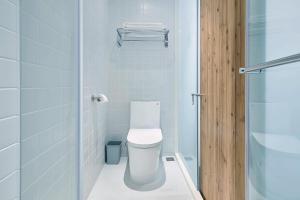 Phòng 2 Giường Đơn Có Phòng Tắm (Twin Room with Bathroom)