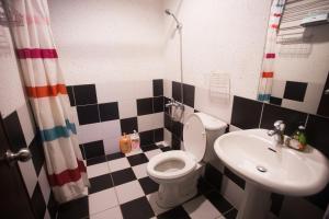 Phòng 4 người Có phòng tắm riêng (Quad with Private Bathroom)