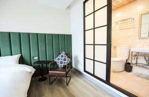 Phòng Giường Đôi Lớn Phong Cách Athens có Ban Công (Athens Style Queen Room with Balcony)