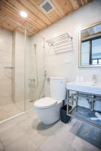 Phòng Giường Đôi Lớn Phong Cách Athens có Ban Công (Athens Style Queen Room with Balcony)