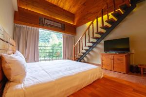 Phòng gia đình gác mái (Family Loft)