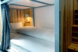 Giường Trong Phòng Nghỉ Tập Thể 8 Giường Cho Cả Nam Và Nữ (Bed in 8-Bed Mixed Dormitory Room)