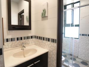 Phòng Tiêu Chuẩn Giường Đôi Với Phòng Tắm Chung (Standard Double Room with Shared Bathroom)