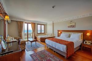 Triple Room with Sea View and Hot Tub room in Hotel Sumengen