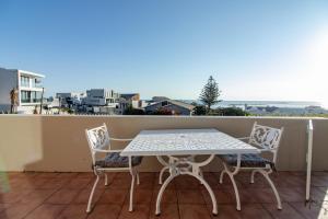 Deluxe Double Room with Sea View - Lower Level room in Blaauw Village Guest House