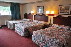 Deluxe Room with Three Double Beds room in Best Motel Lakeland