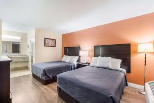 Double Room with Two Double Beds - Non-Smoking room in Econo Lodge Santee