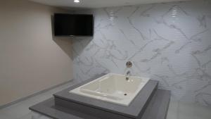 King Suite with Spa Bath room in Sea Breeze Inn - LAX Airport, Los Angeles