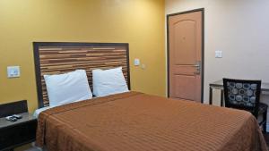 Queen Room with Shared Bathroom room in Holly Crest Hotel - Los Angeles, LAX Airport