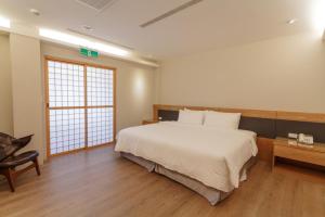 Phòng Giường Lớn Cao Cấp Hướng Sân (Superior Courtyard View King Room)