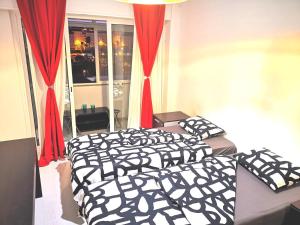 Double Room room in Twin Beds BedRoom sharing Wifi and Ac 300 meters from Station