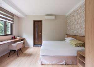 Comfort Room with Queen Bed
