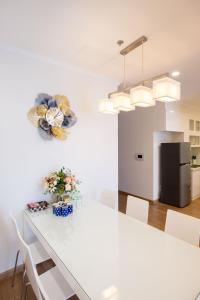 Căn Hộ 3 Phòng Ngủ (Three-Bedroom Apartment)