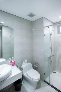 Căn Hộ 3 Phòng Ngủ (Three-Bedroom Apartment)