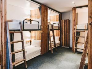 Giường trong Phòng Tập Thể Cả 8 Giường Nam và Nữ (Bed in 8-Bed Mixed Dormitory Room)