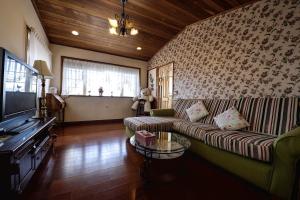Phòng Gia đình nhìn ra Núi (Family Room with Mountain View)